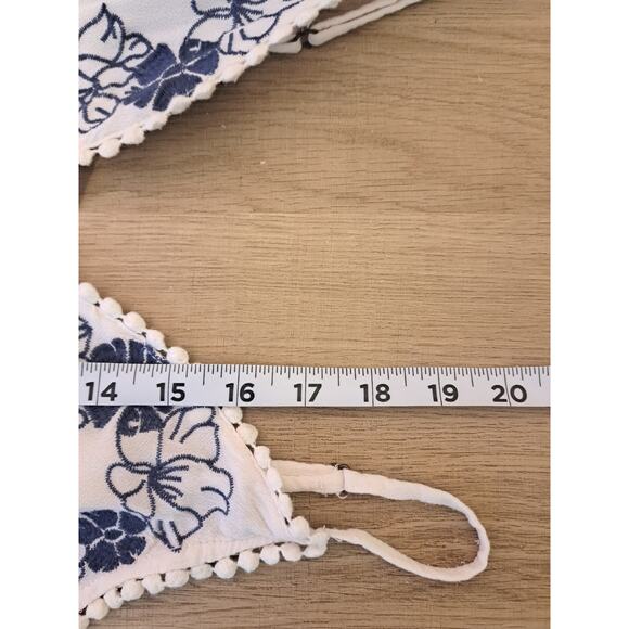 Love on a Hanger Blue & White Embroidered Boho Beachy Stappy Top Sz M - Picture 6 of 7